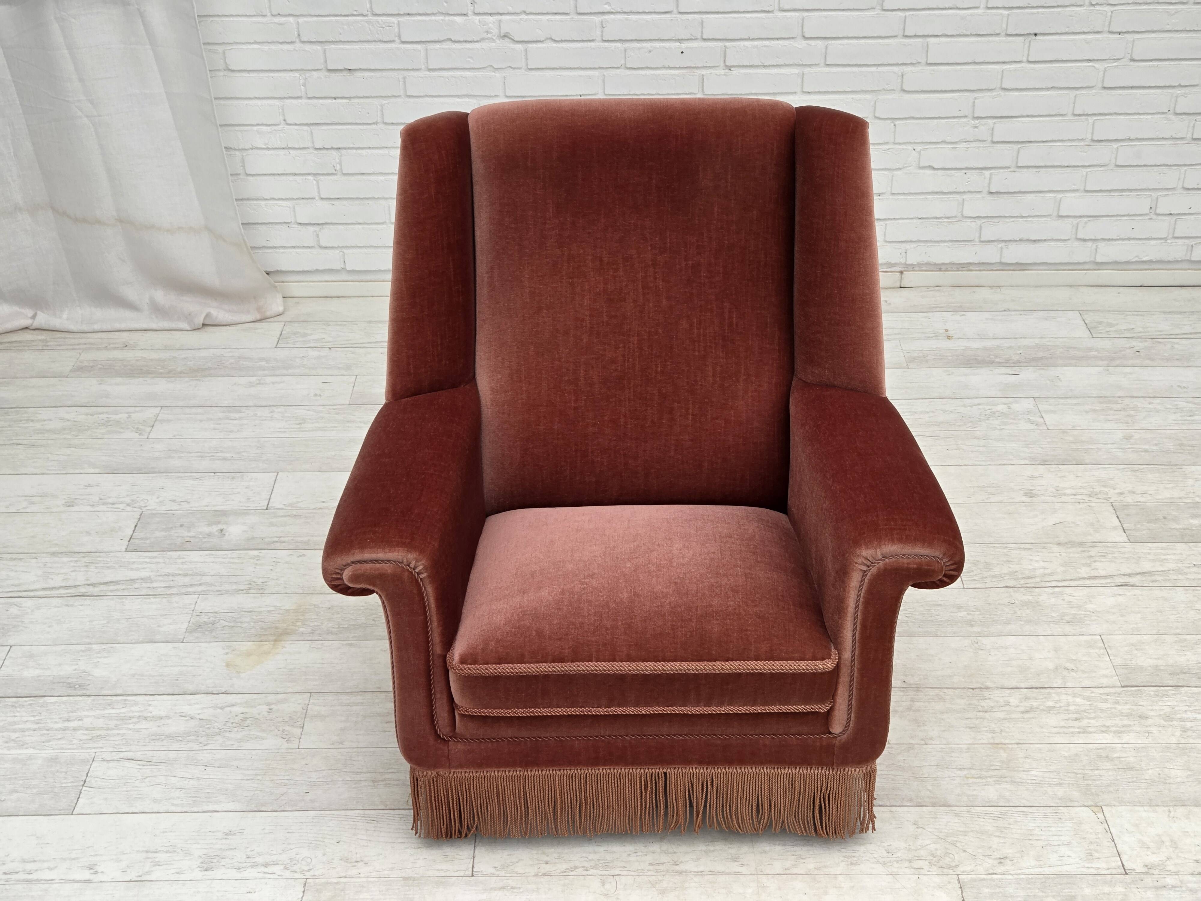 Fauteuil danois à dossier haut, années 1970, velours d'ameublement rose saumon, bois de hêtre.