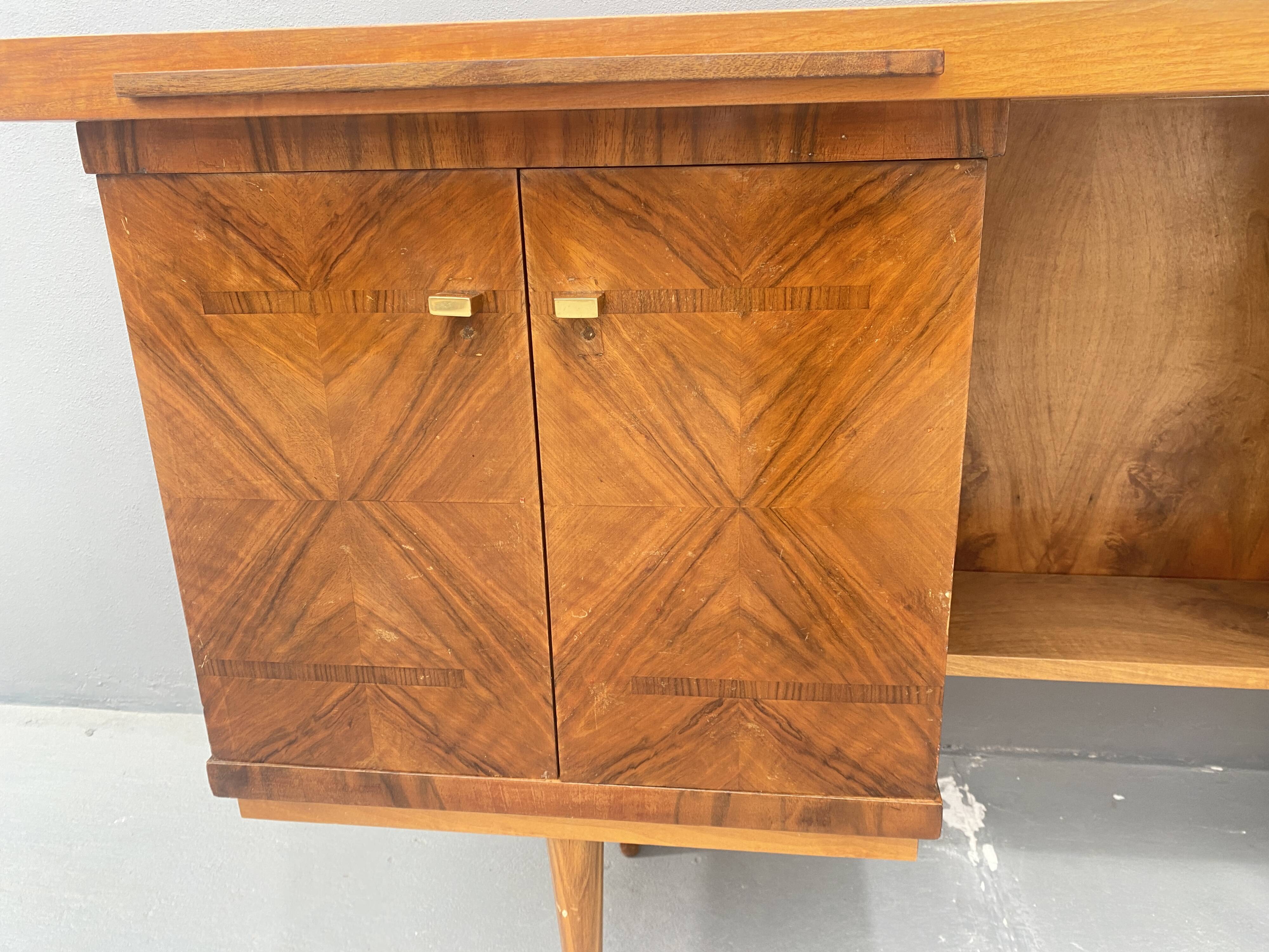 Bureau en noyer du milieu du siècle, années 1970, Tchécoslovaquie