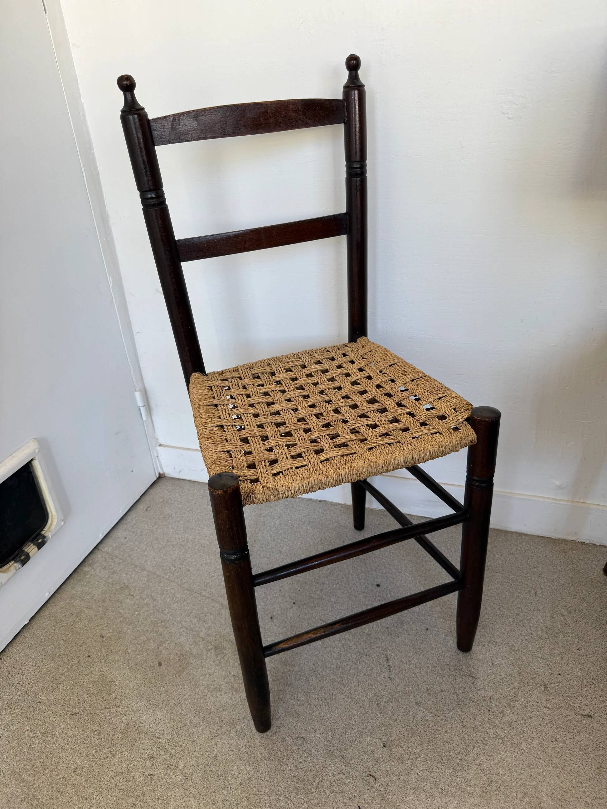 Chaise vintage en bois et paille tressée