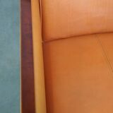 Fauteuil design artdeco en cuir de vache. grand confort et détails uniques