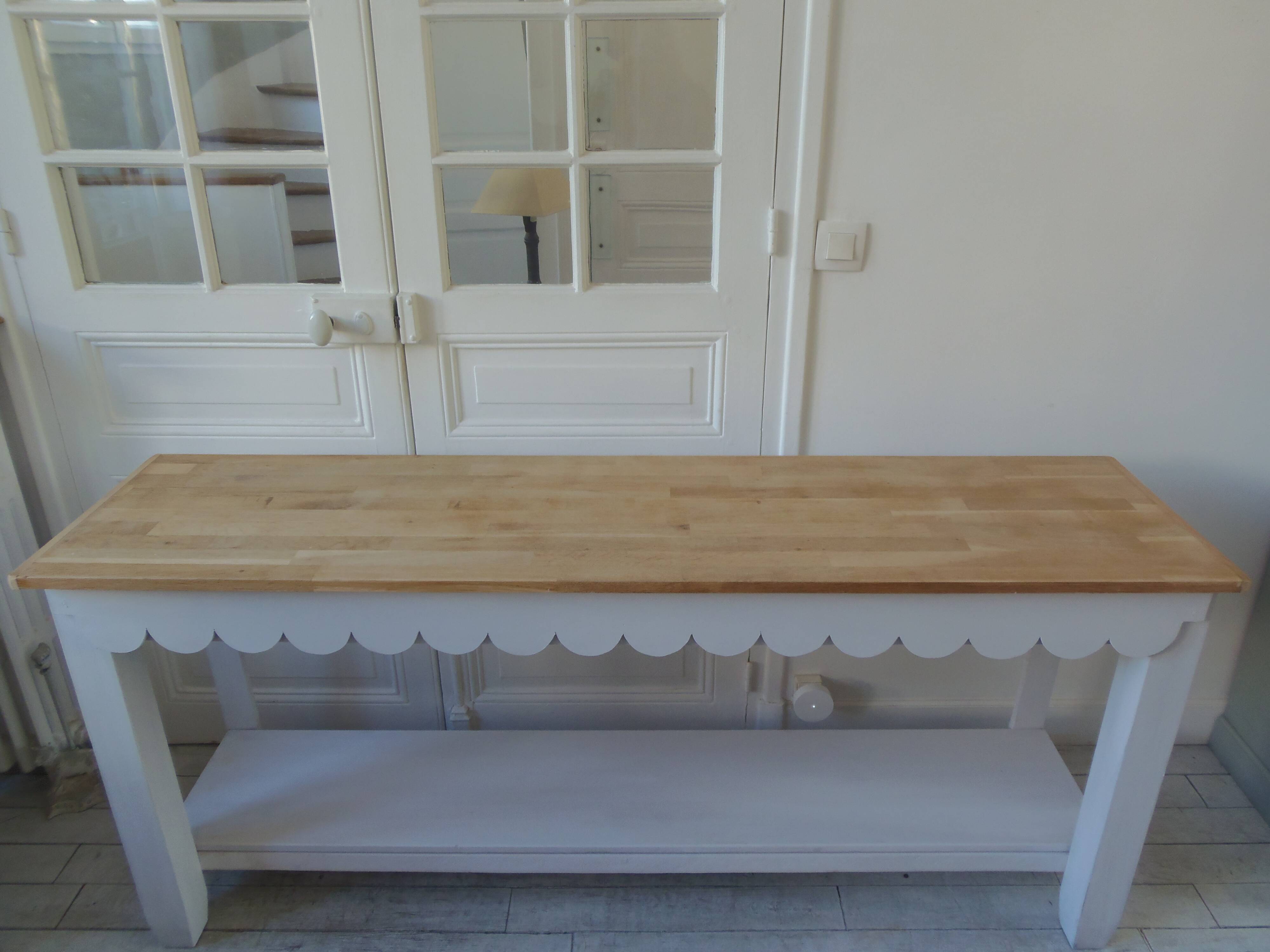 Console au piètement patiné gris perle, plateau chêne.