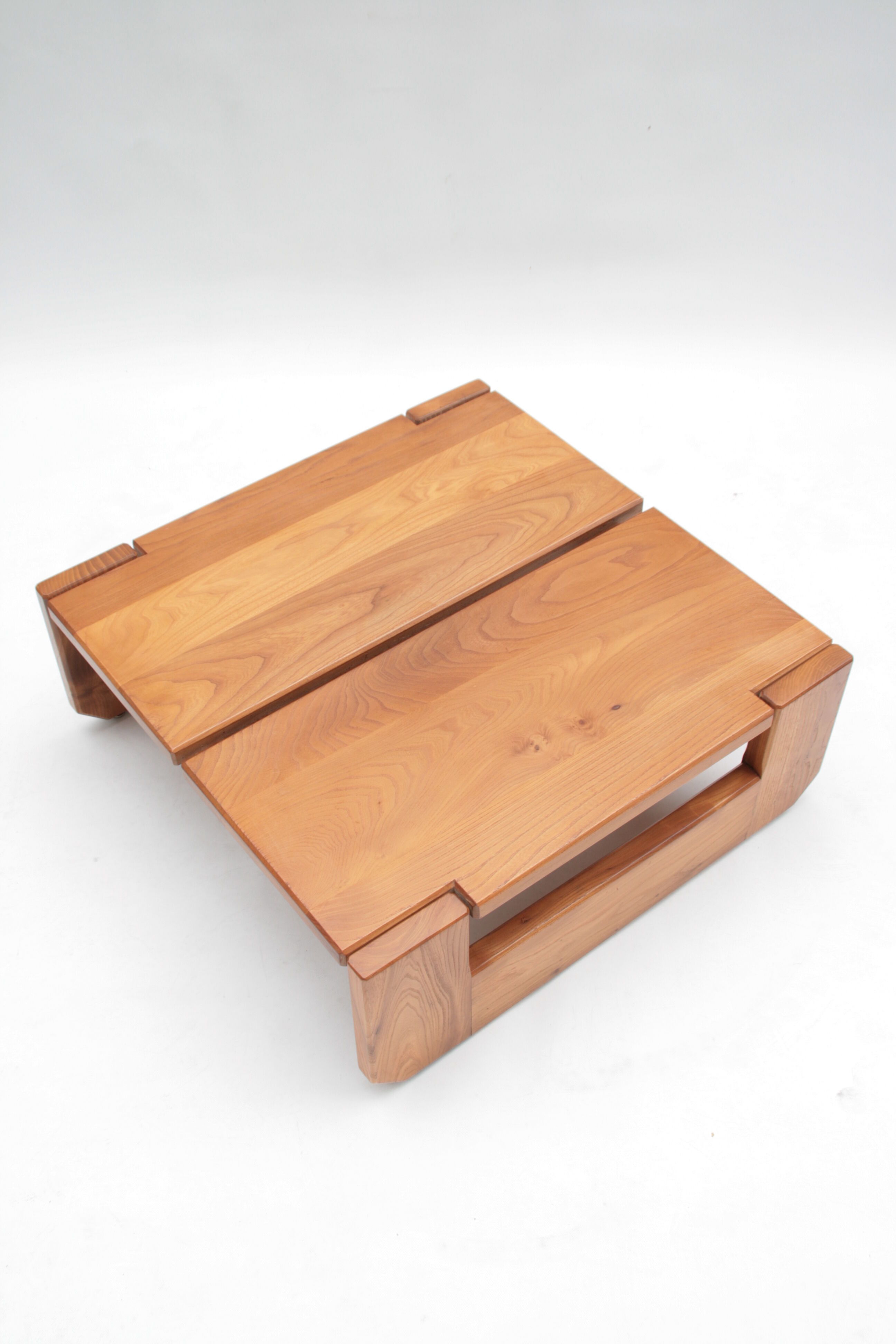 Table basse en orme par la Maison Regain, 1960