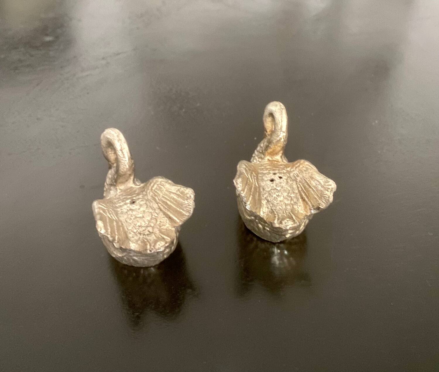 1 pepper pot and 1 swan-shaped metal salt shaker