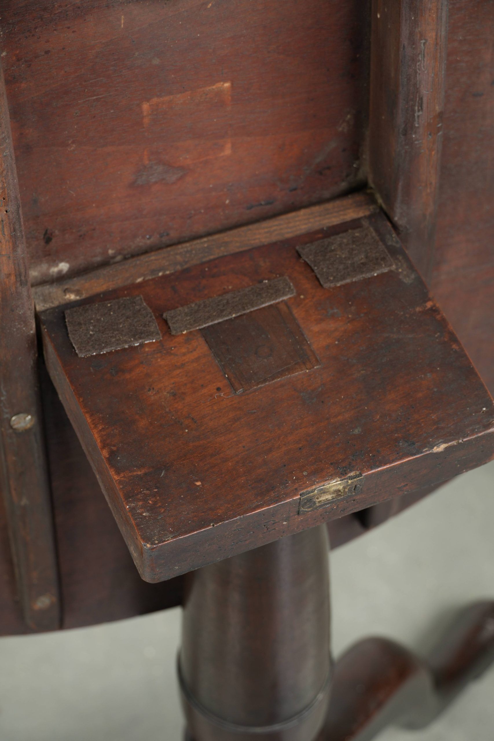 Round antique English tilt-top table/side table from the early 19th century