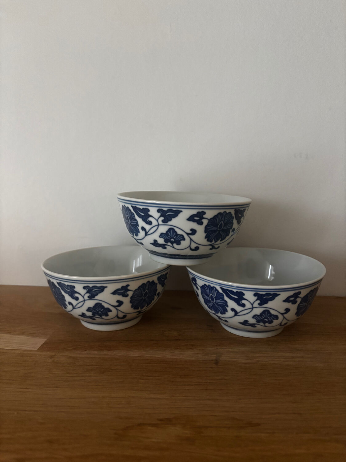 Set of 3 bowls and 4 blue Chinese spoons.