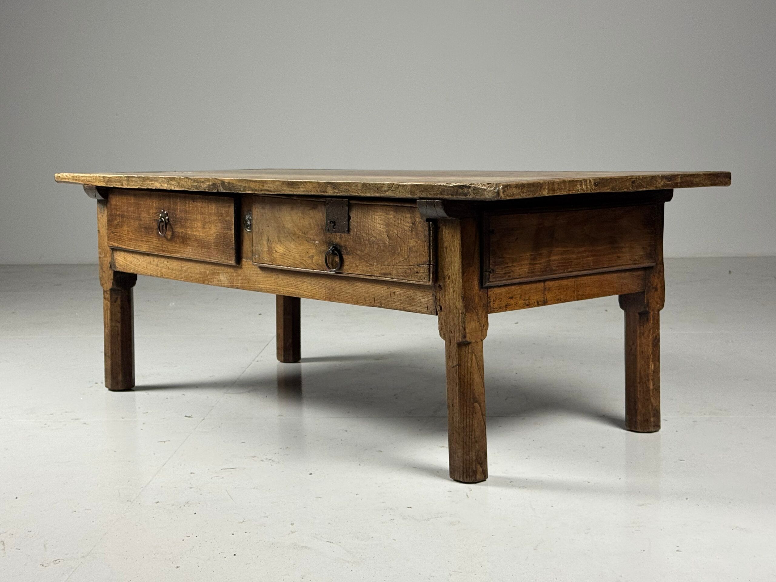 Table basse espagnole du XVIIIe siècle