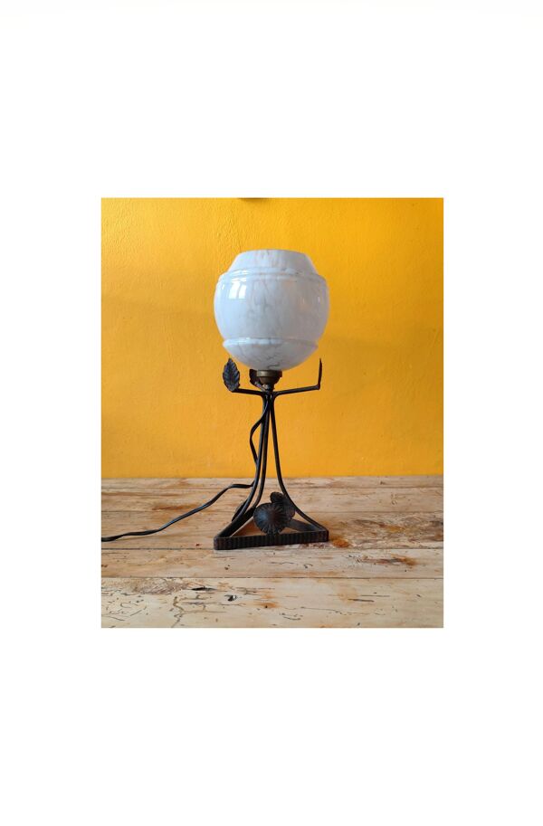Lampe art déco en métal et globe opaline bleutée mouchetée
