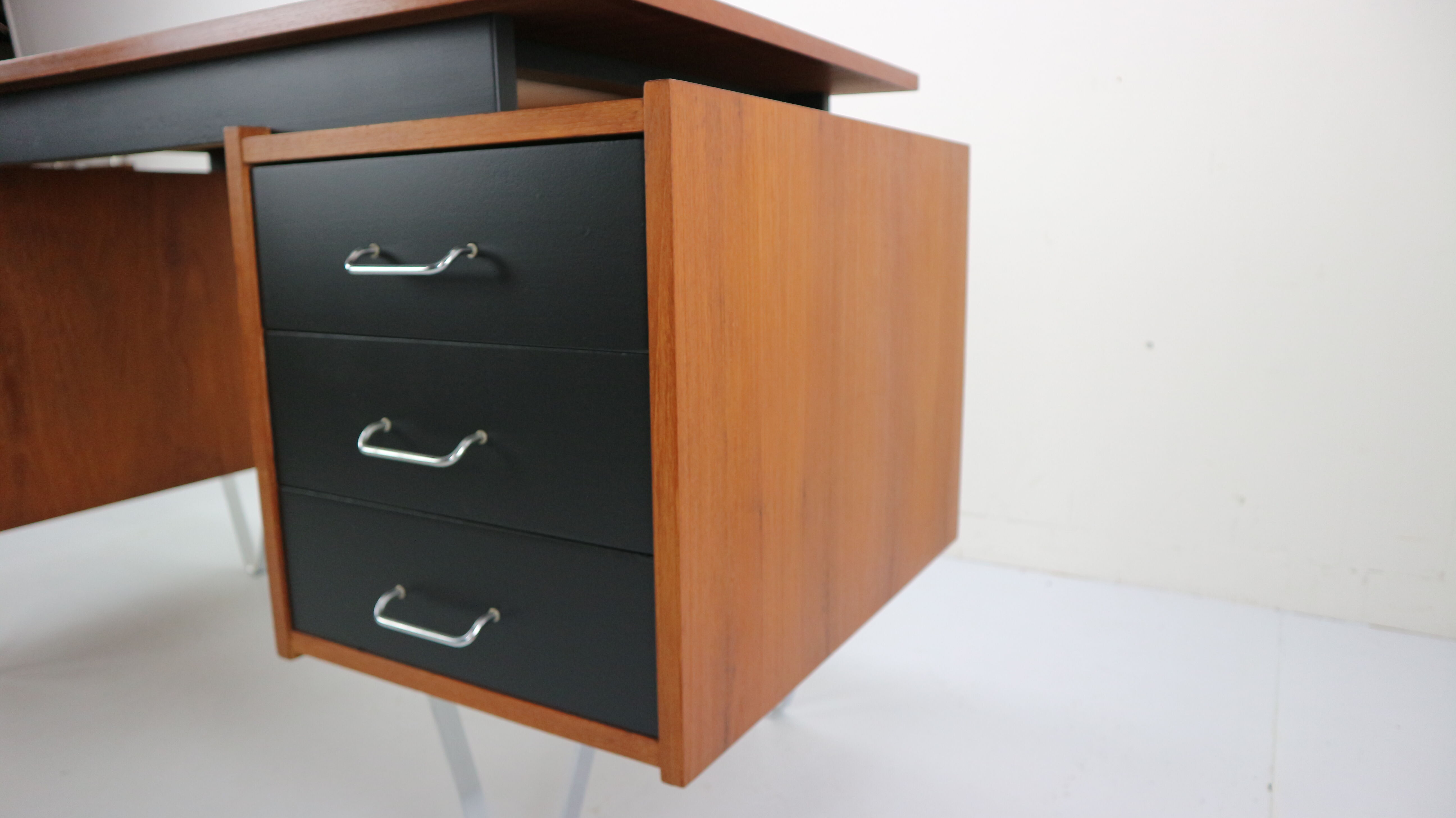 Cees Braakman teak desk with triangle legs for Pastoe