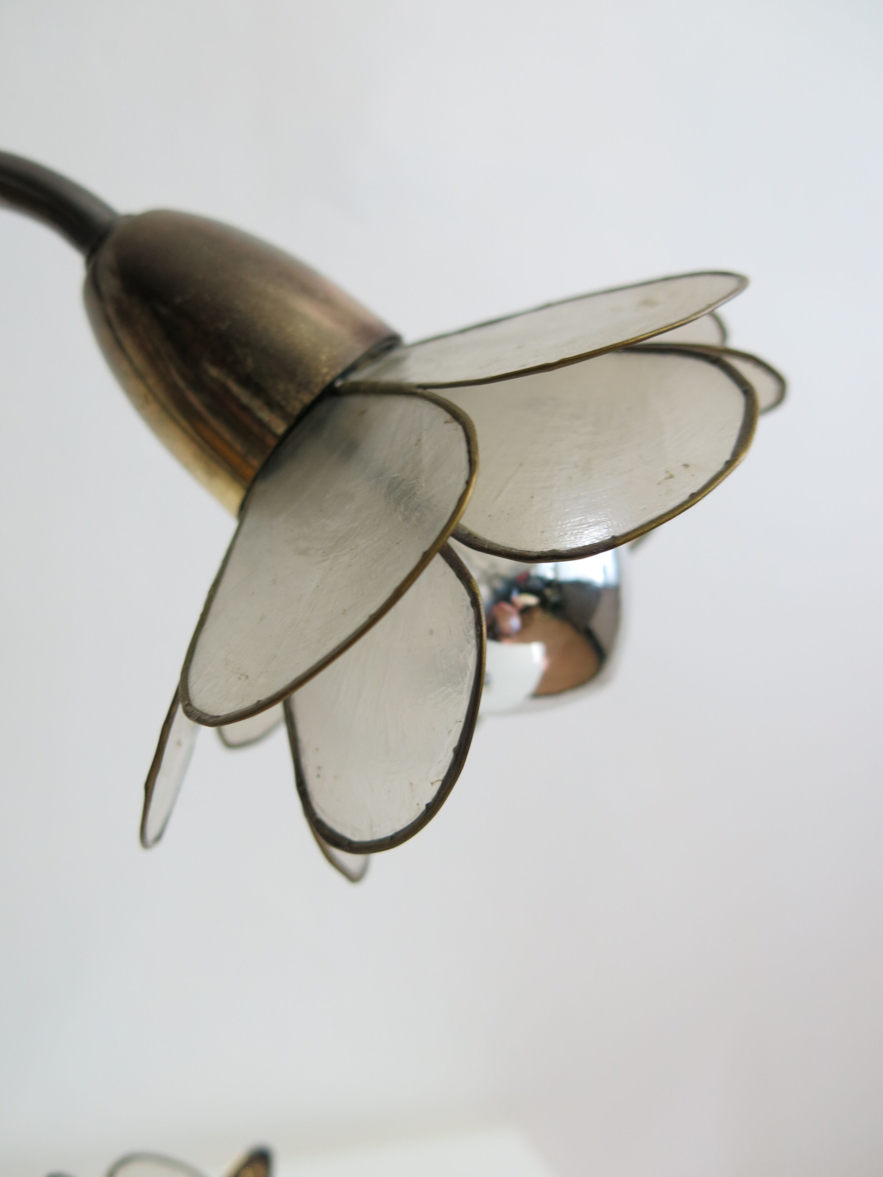 Lampe fleur en laiton et nacre