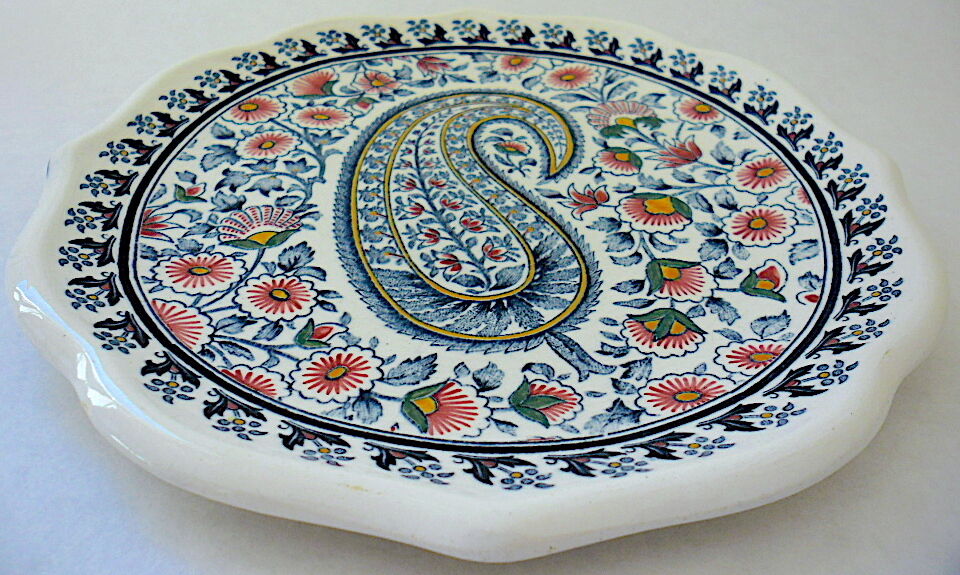 Assiette en faïence polychrome vernissée à bords chantournés par la manufacture de Gien