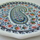 Assiette en faïence polychrome vernissée à bords chantournés par la manufacture de Gien