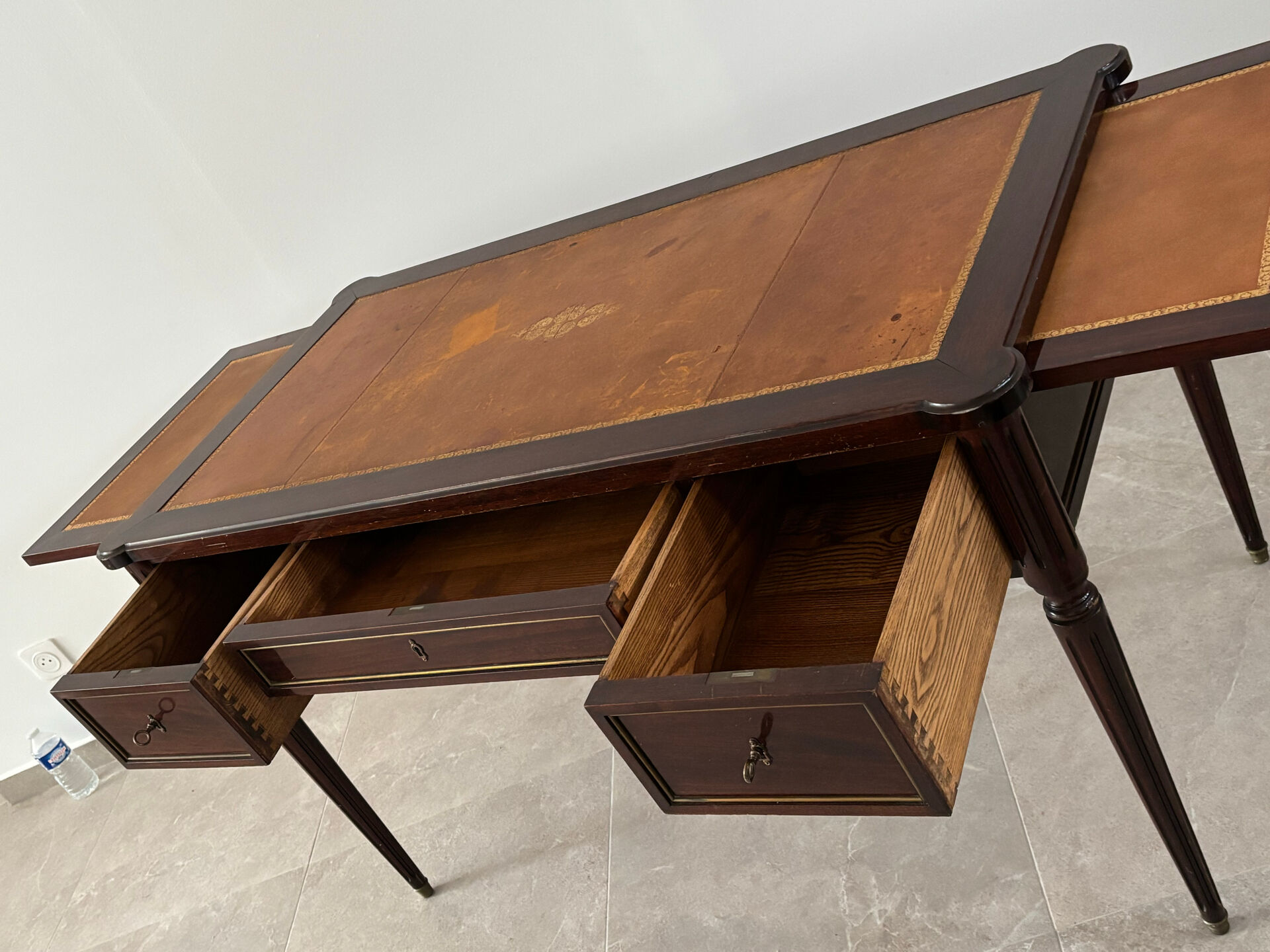 Bureau style Empire en acajou et cuir doré