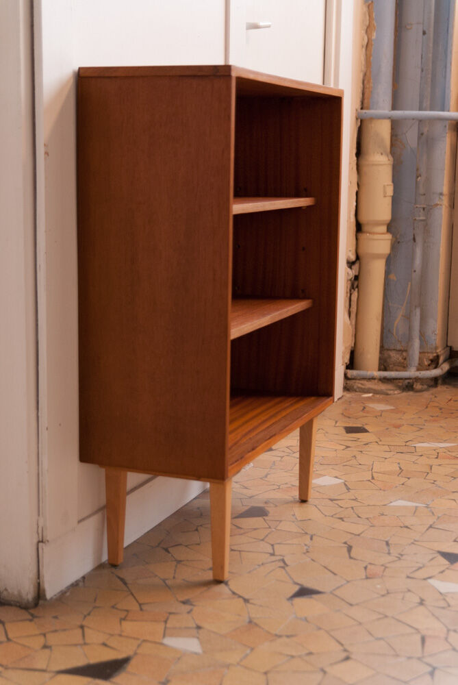 Shelf on spindle feet