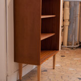 Shelf on spindle feet