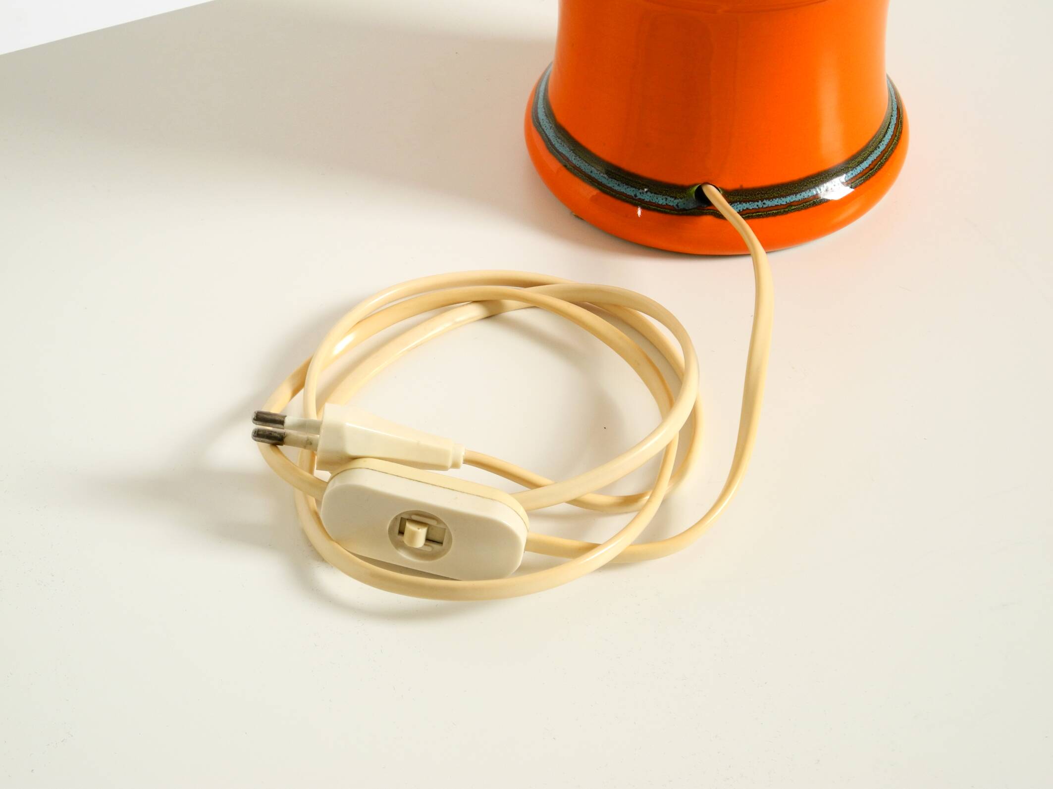 Beautiful 1960s orange ceramic table lamp with Cocoon shade | Made in Italy