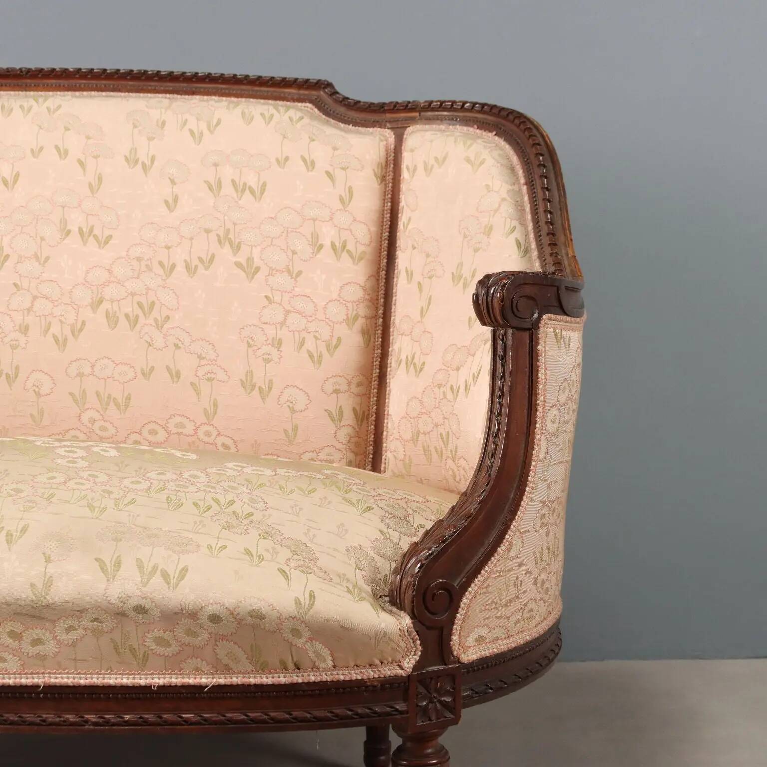 Antique neoclassical canapé in carved walnut from the 19th century.
