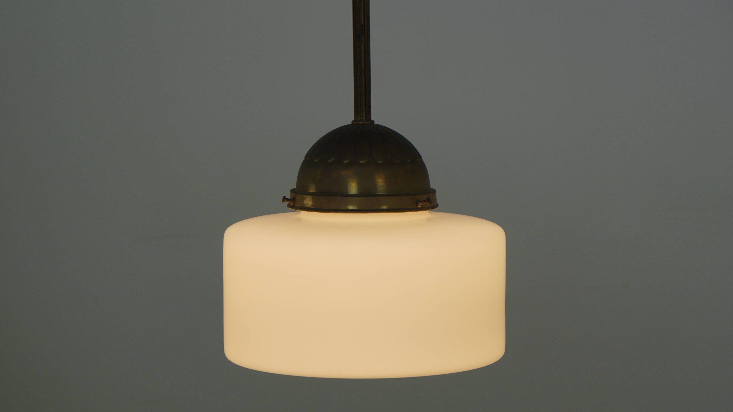 Suspension vintage classique en verre et laiton