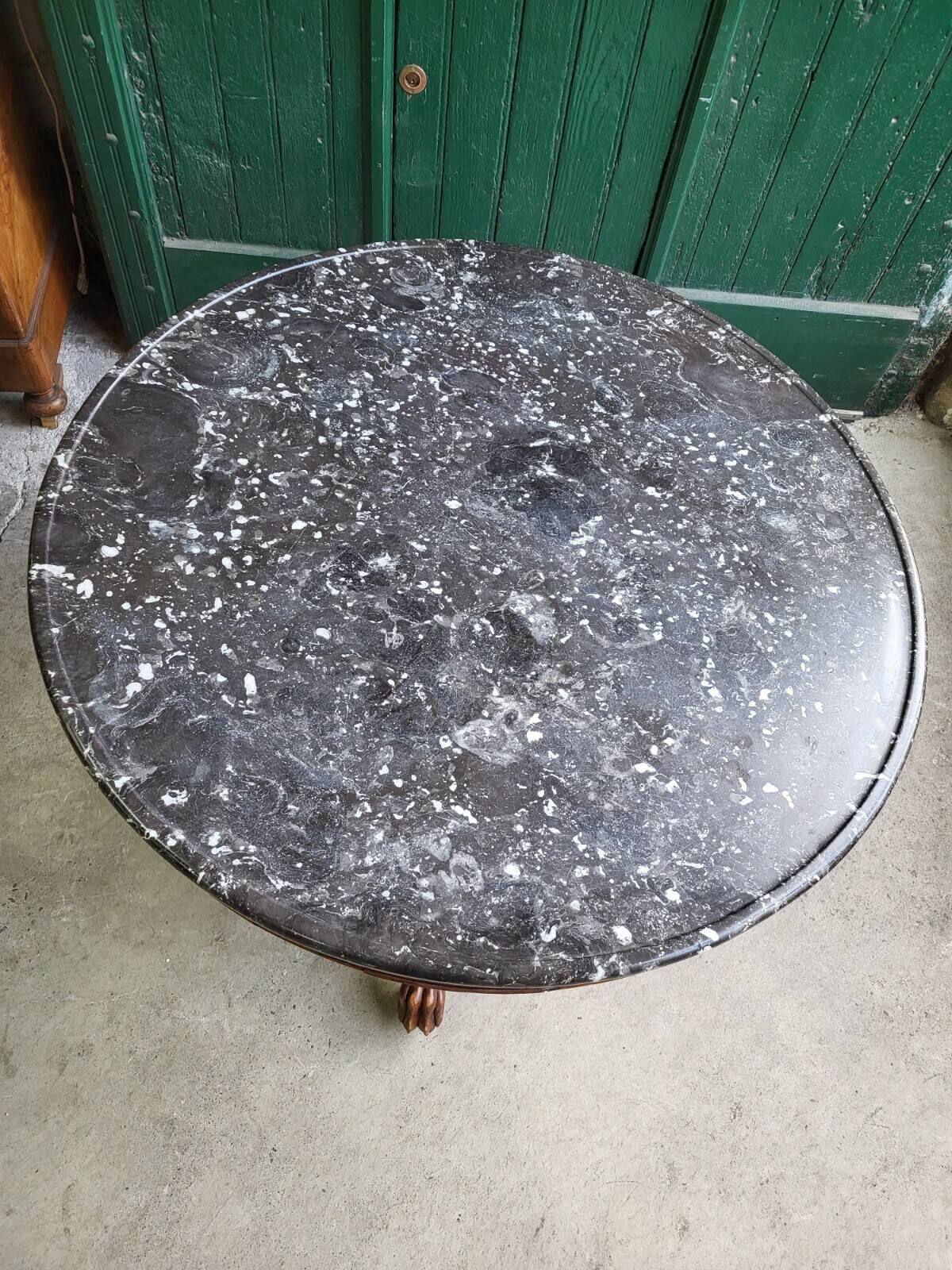 Round pedestal table with marble top and mahogany tripod from the 19th century