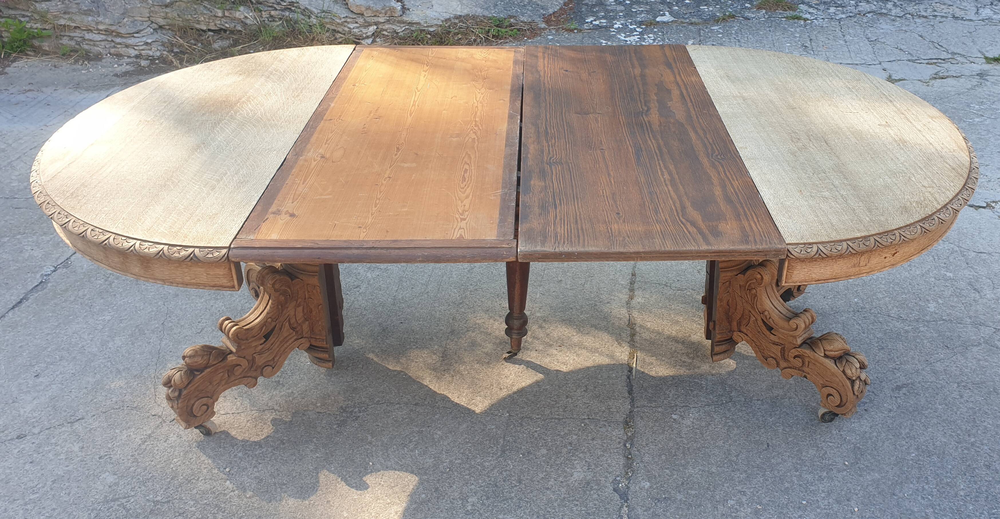 Table with central leg in solid oak, natural wood, carved base