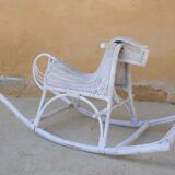 Cheval à bascule en rotin blanc vintage
