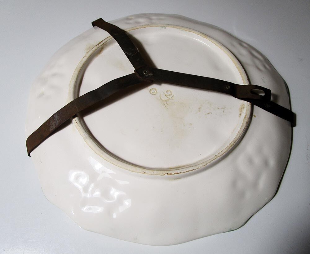 Vine decorated wall plate