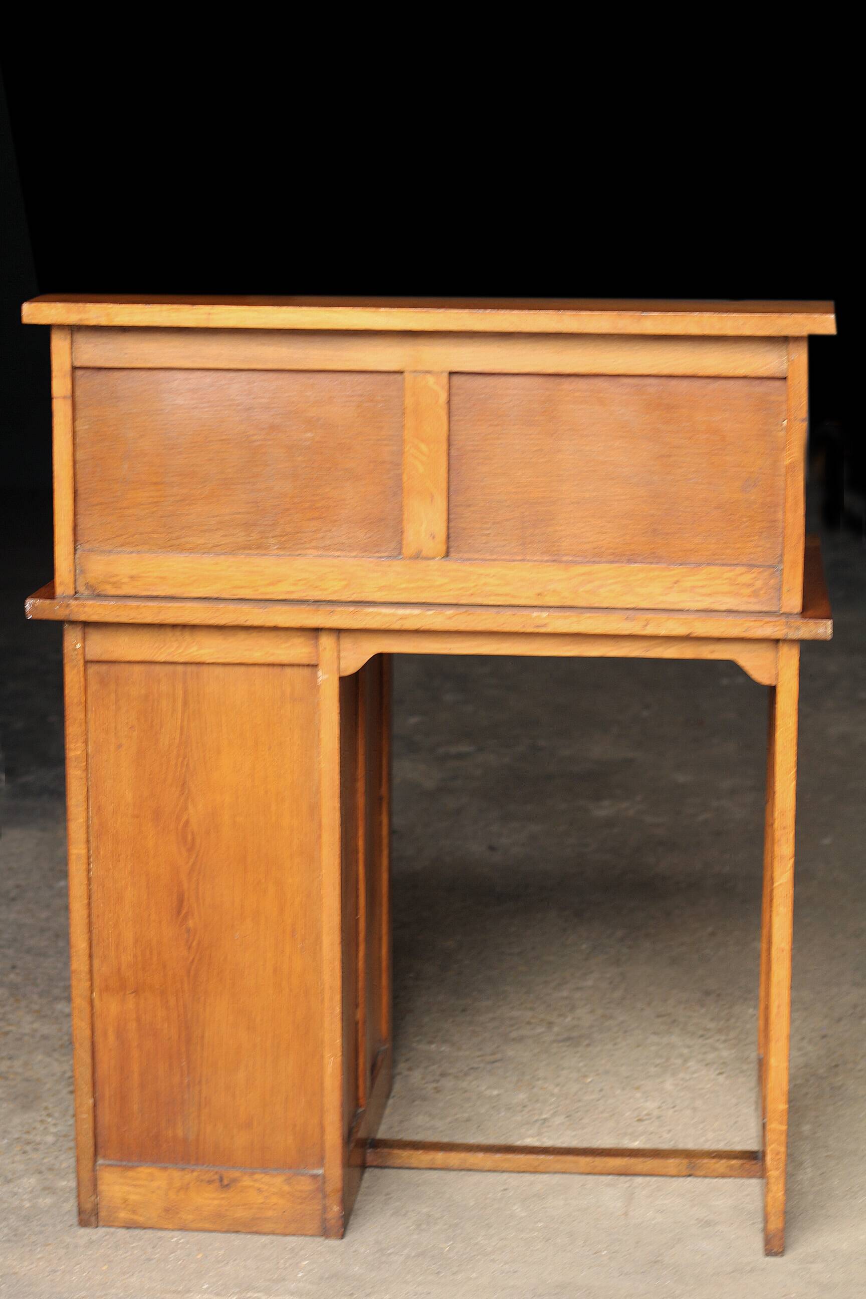 American desk with a single column in its original patina (1930s/40s).