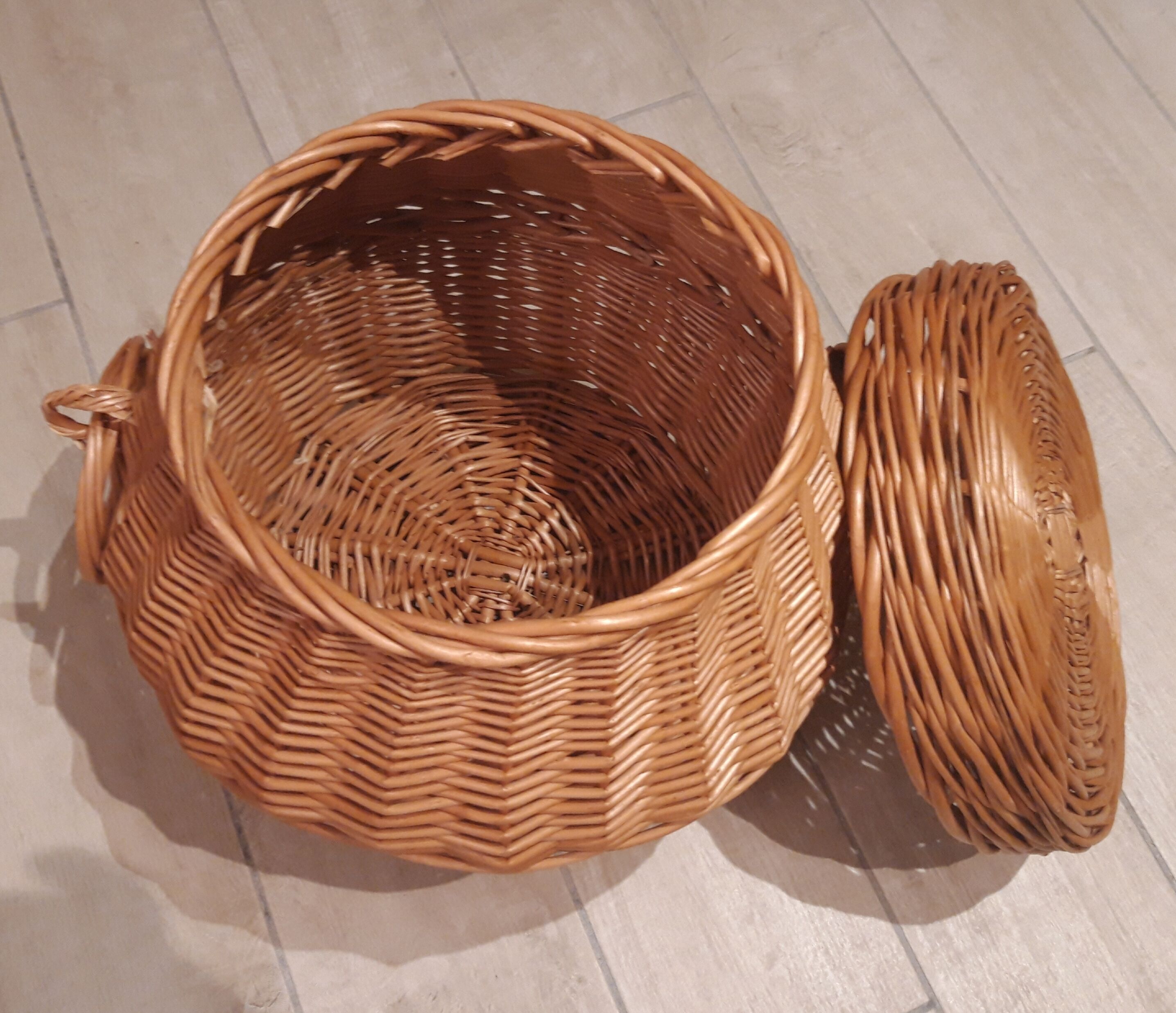 Wicker pouf box