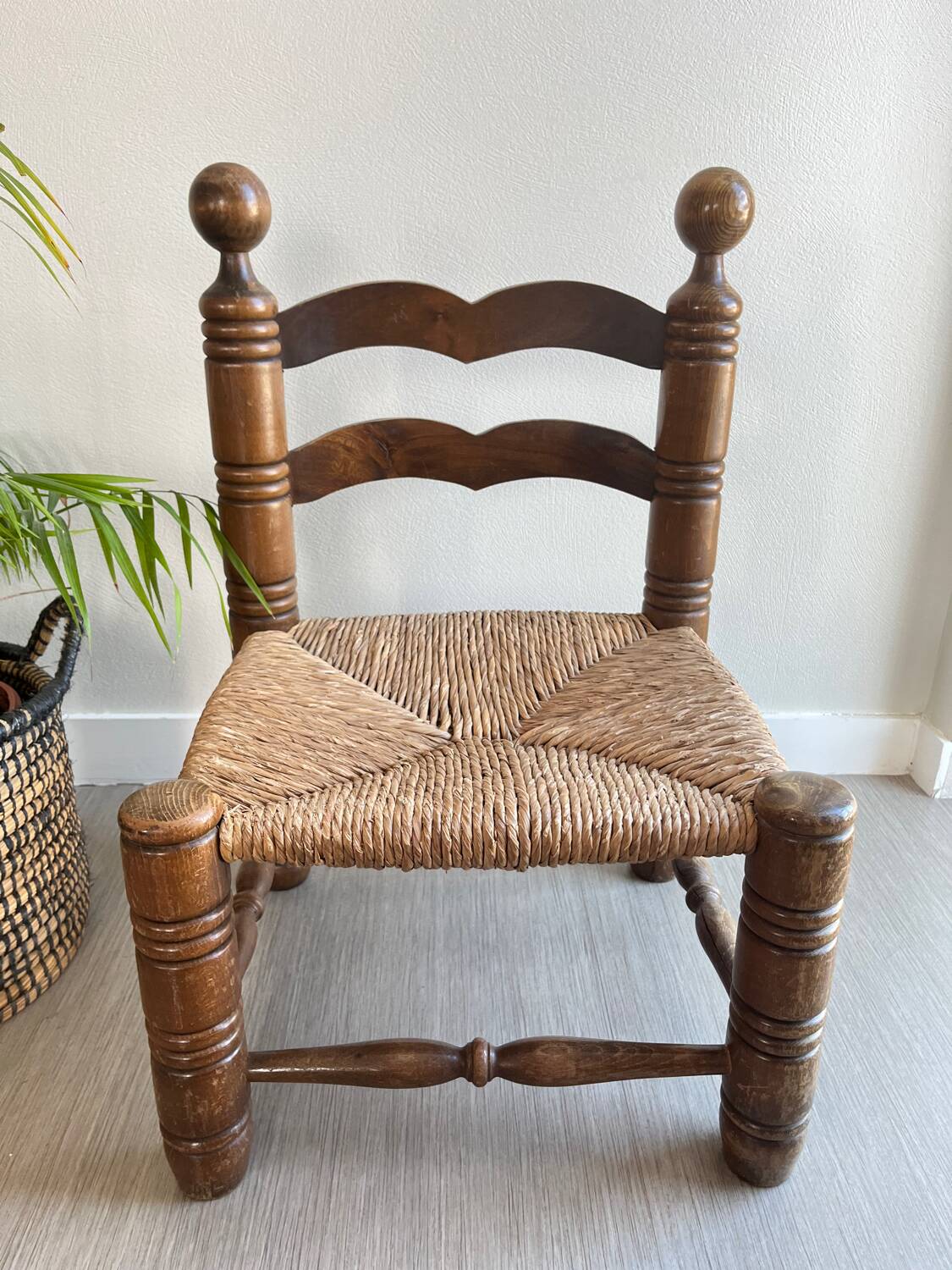 Chaise paille / bois dlg de Clarles Dudouyt