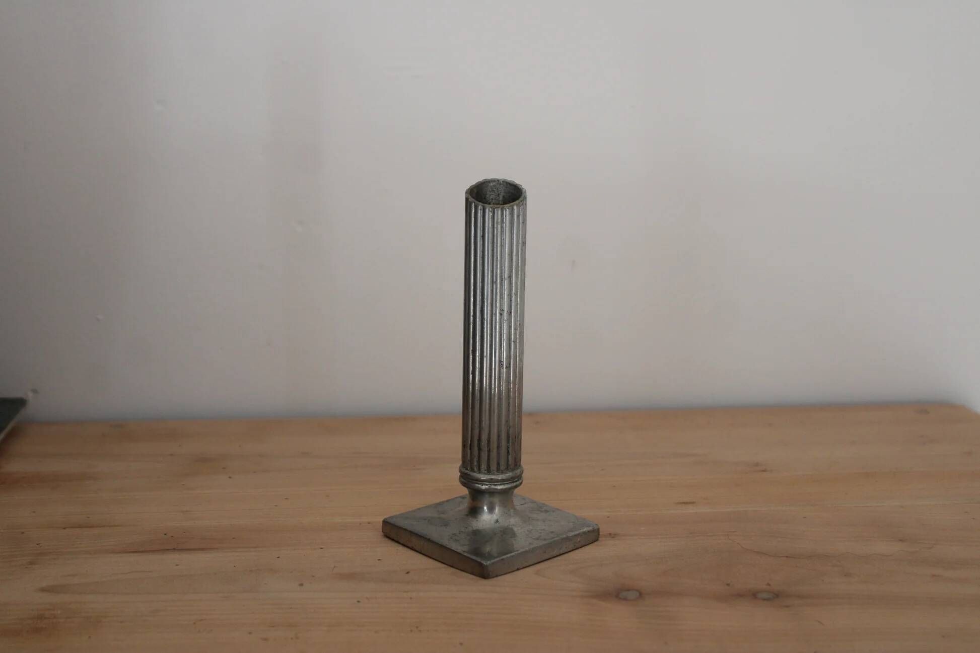 Soliflore or vintage candle holder in silver-plated metal – Fluted column on a square base