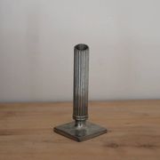 Soliflore ou bougeoir vintage en métal argenté – Colonne cannelée sur socle carré