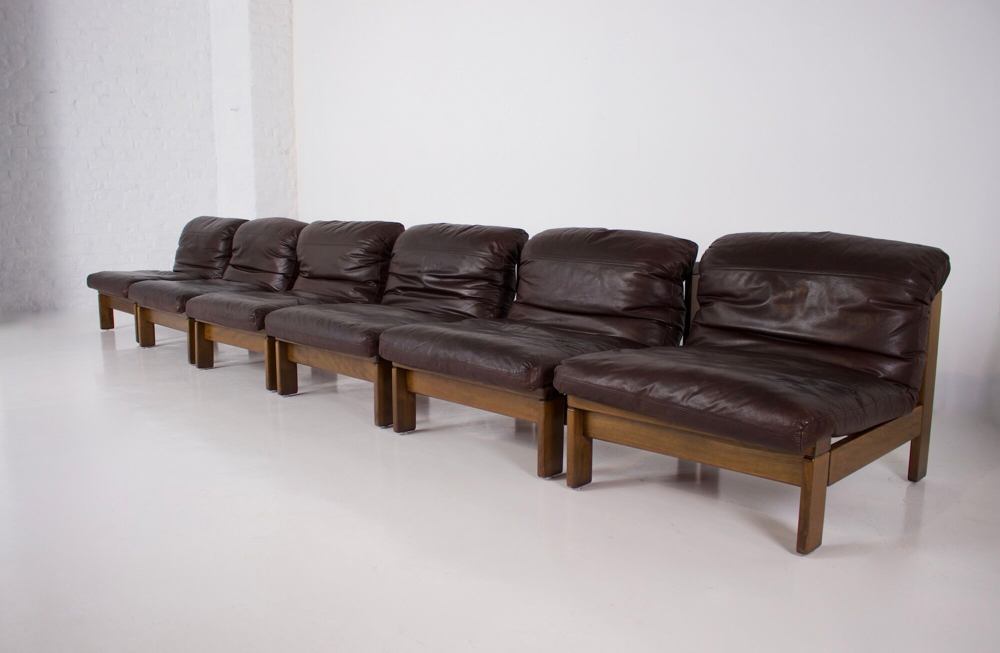 Paire de chauffeuses en cuir 1970