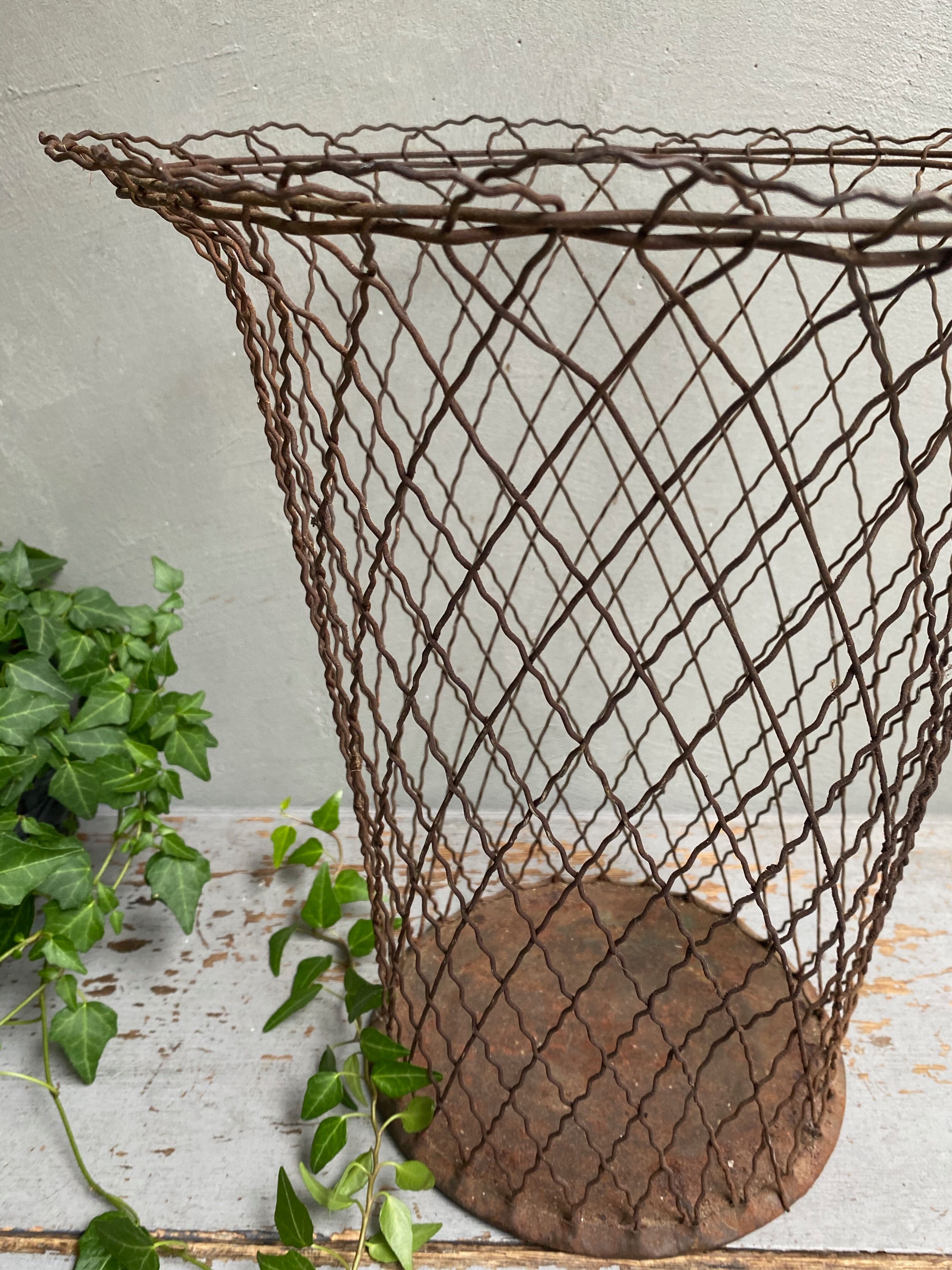 Metal wire wastepaper basket
