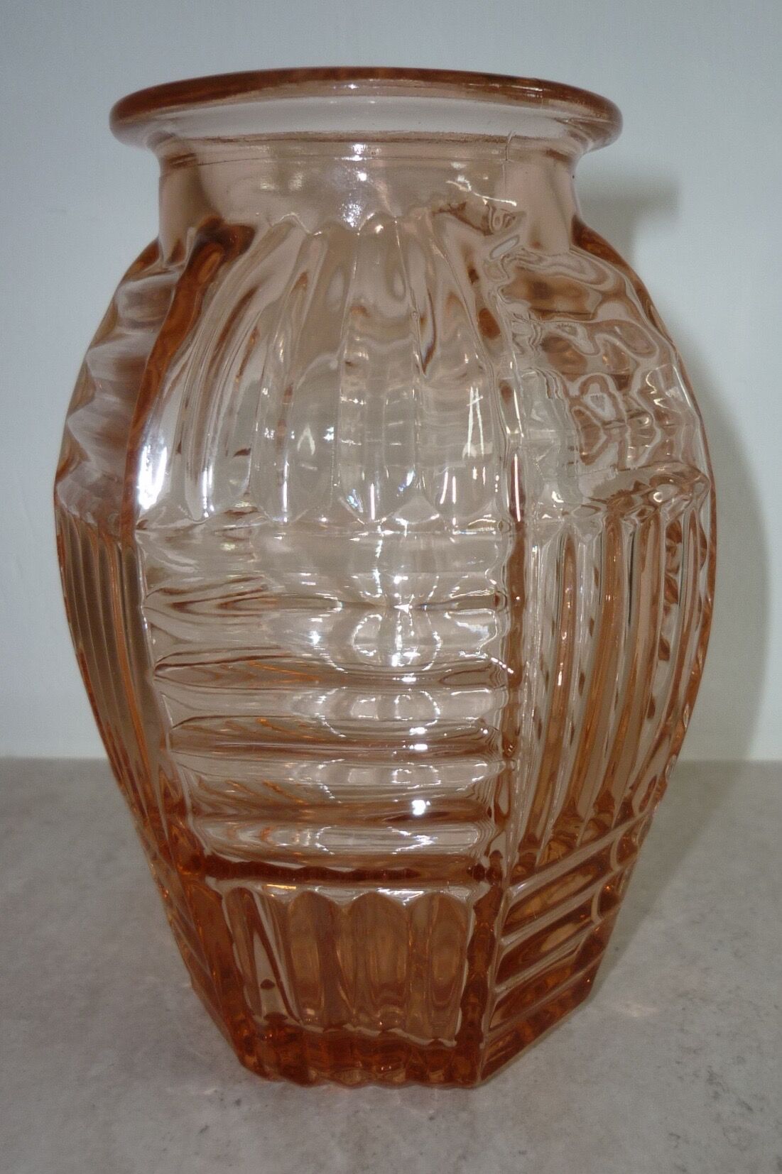 Vase geometric patterns in art-deco pink molded glass