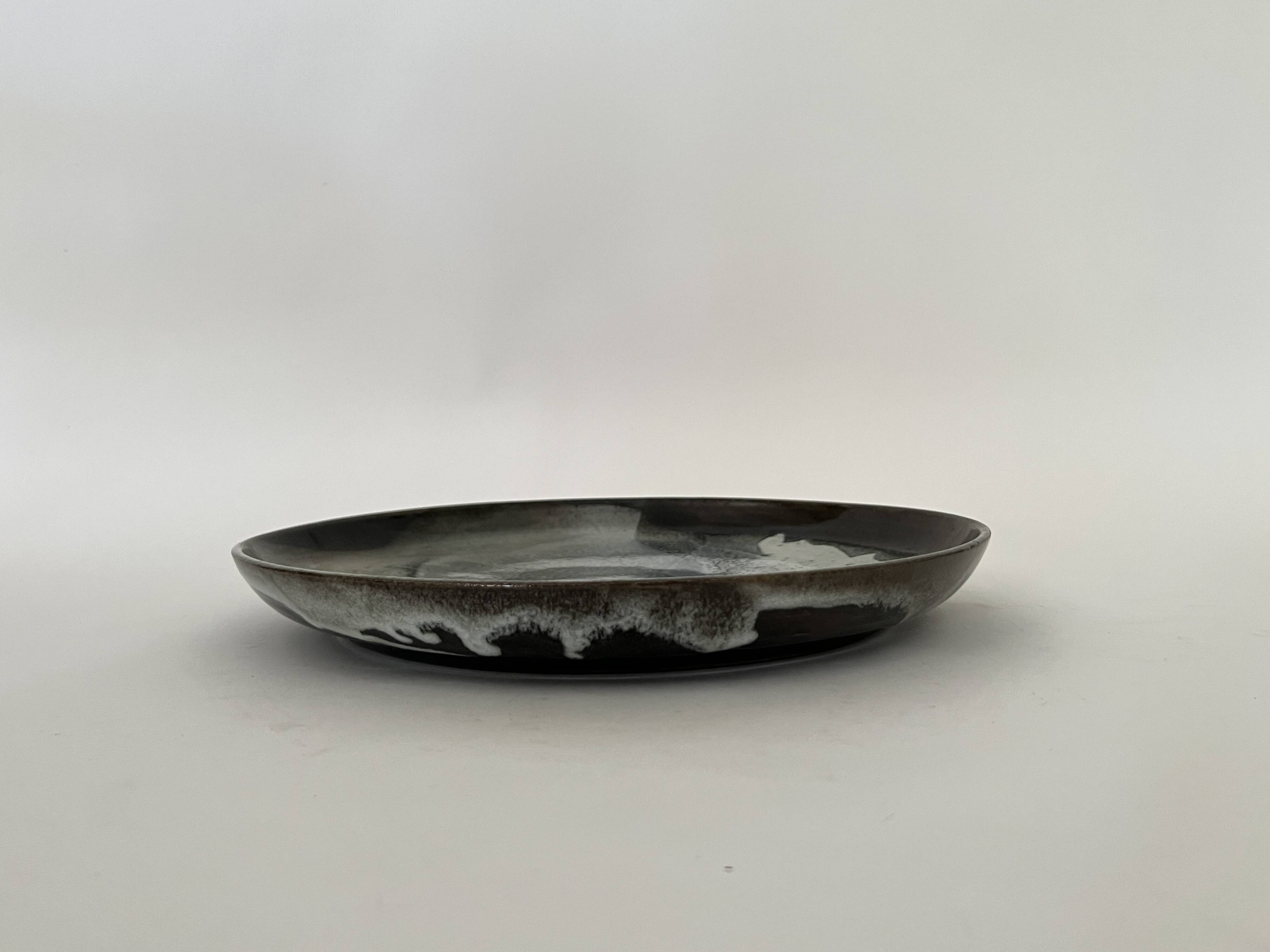 Grand plat en céramique émaillée fait main et signé PM, France 1970