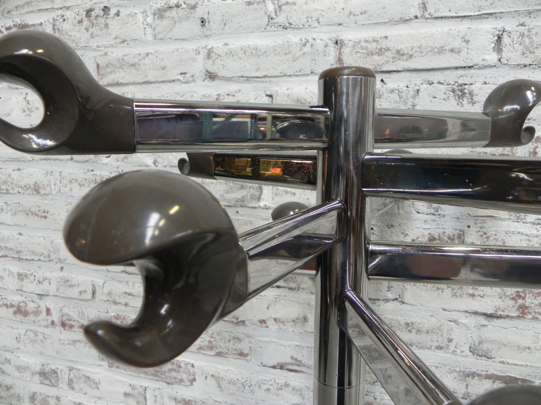 Porte-manteau debout de chrome de chrome de cru