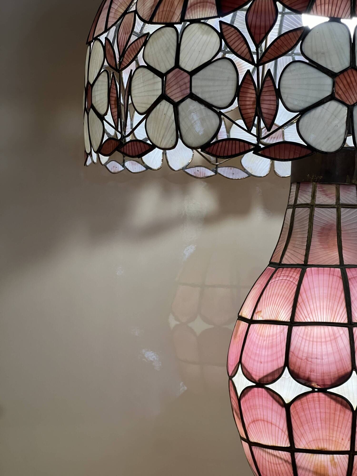 Tiffany-style lamp in mother-of-pearl.
