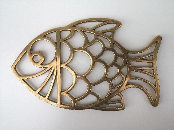 Brass fish table mat