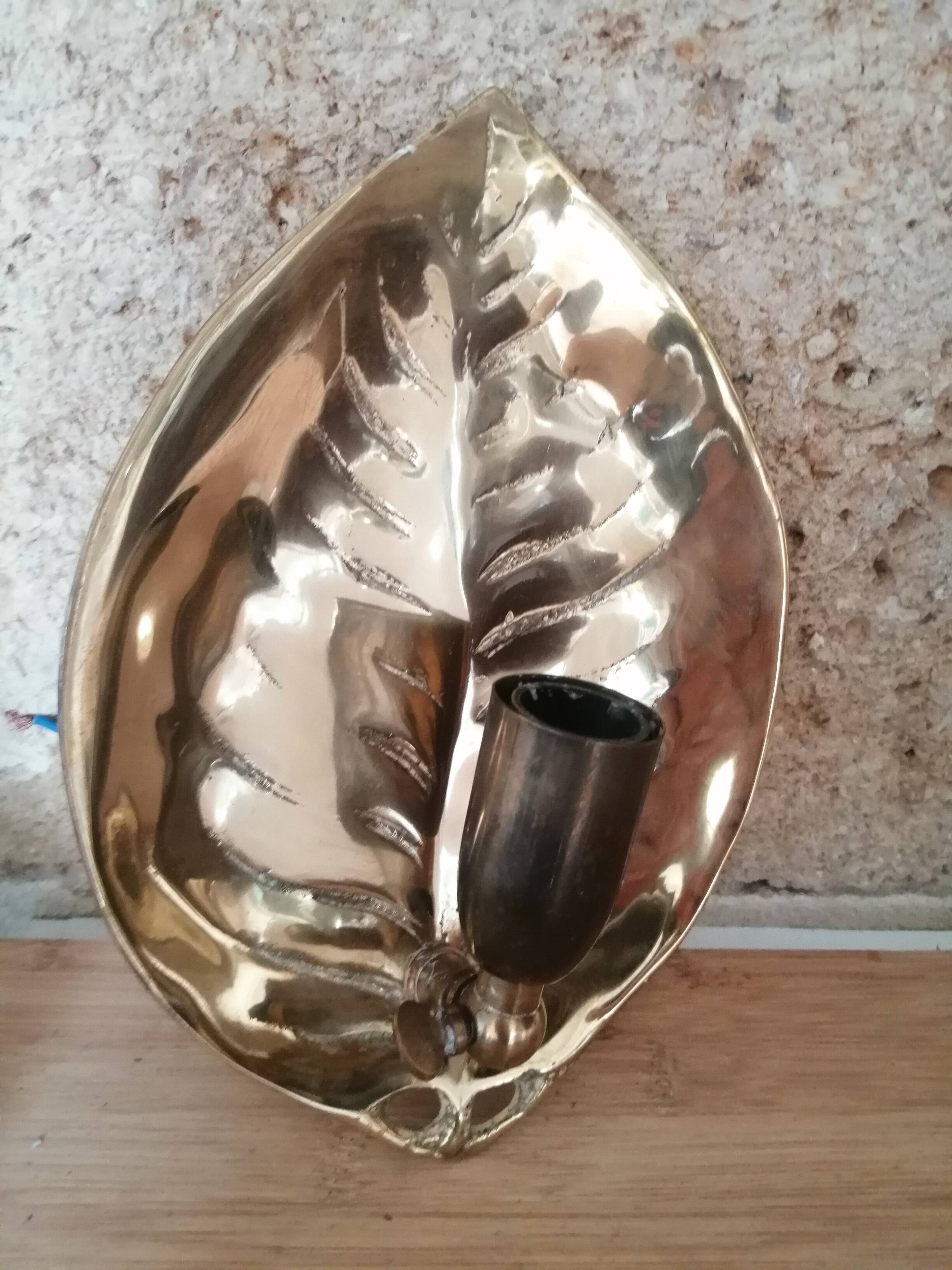 Adjustable bronze wall light with leaf decor