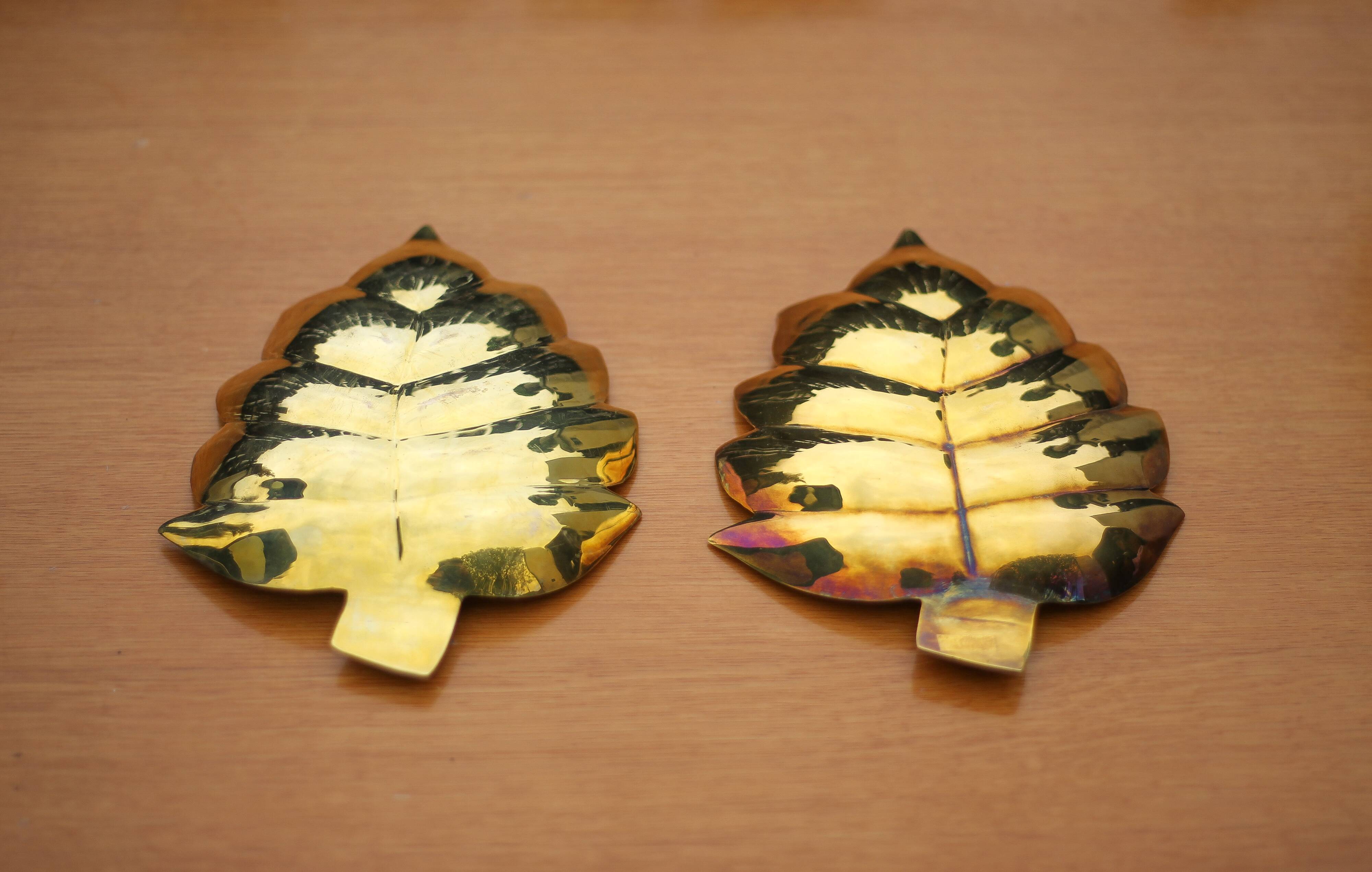 Pair of vintage leaf-shaped pockets, brass leaf cup