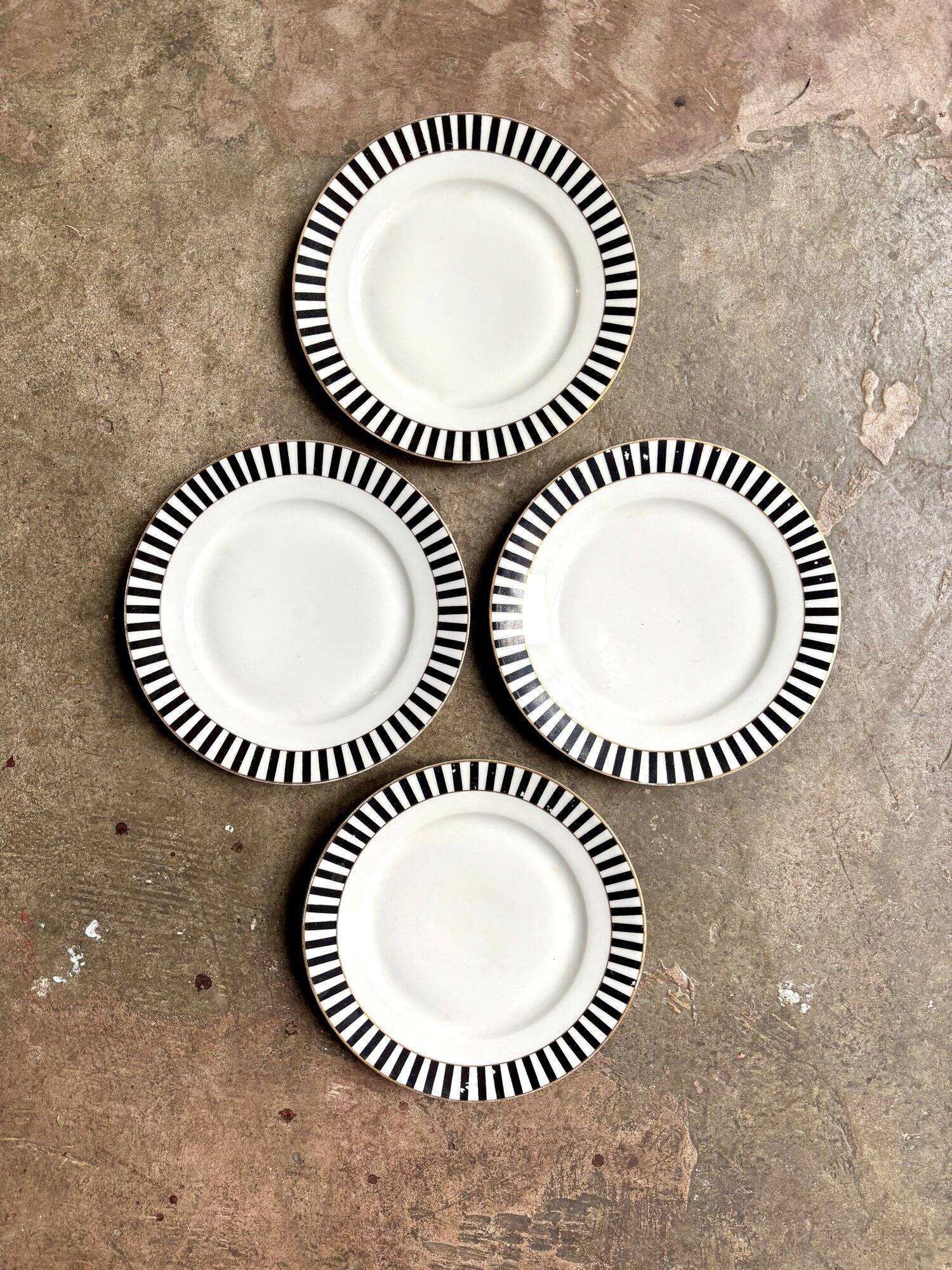 4 dessert plates in white, black and gold Limoges porcelain
