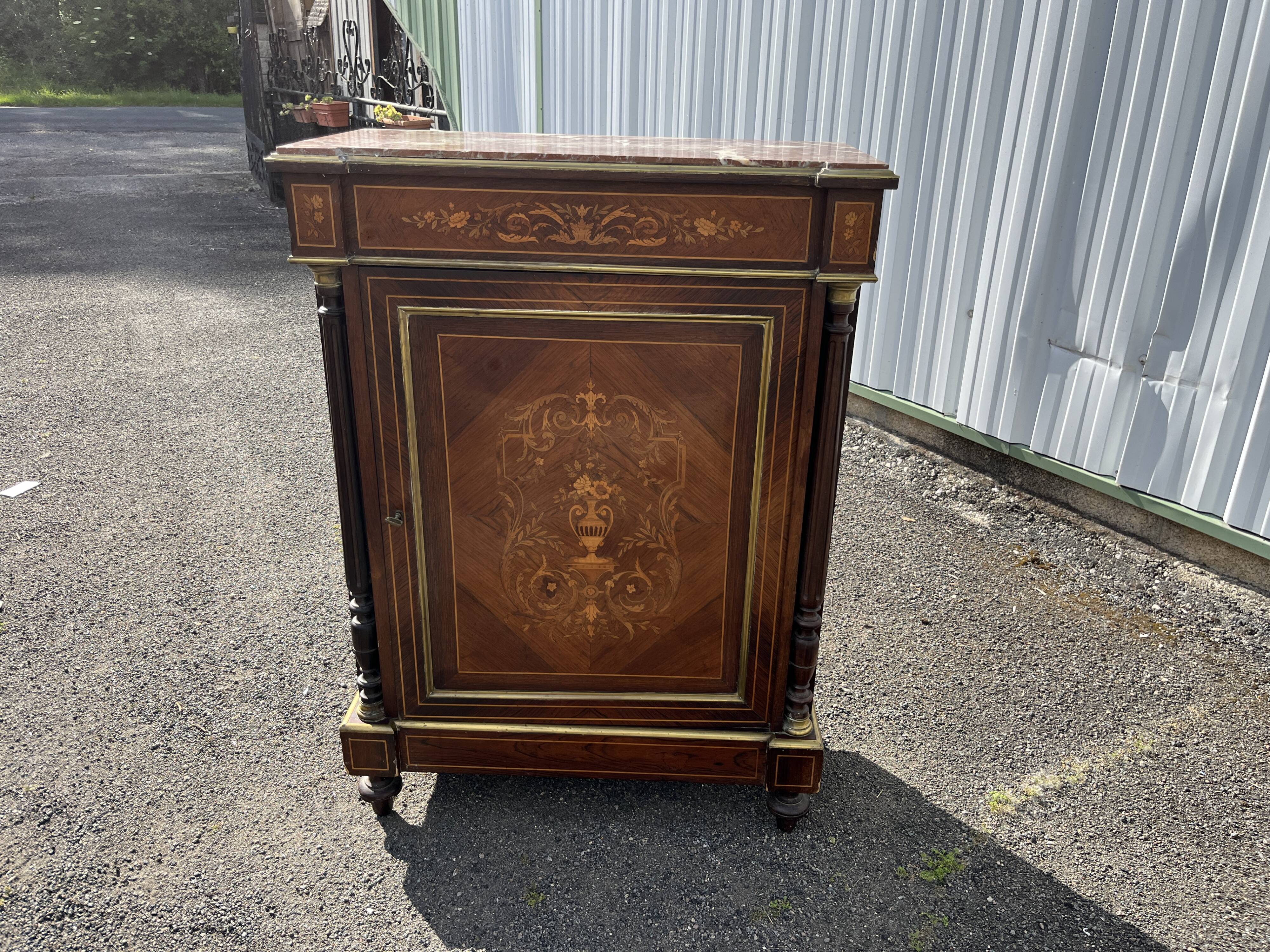 Support furniture with rosewood marquetry and marble top in the Napoléon III style.