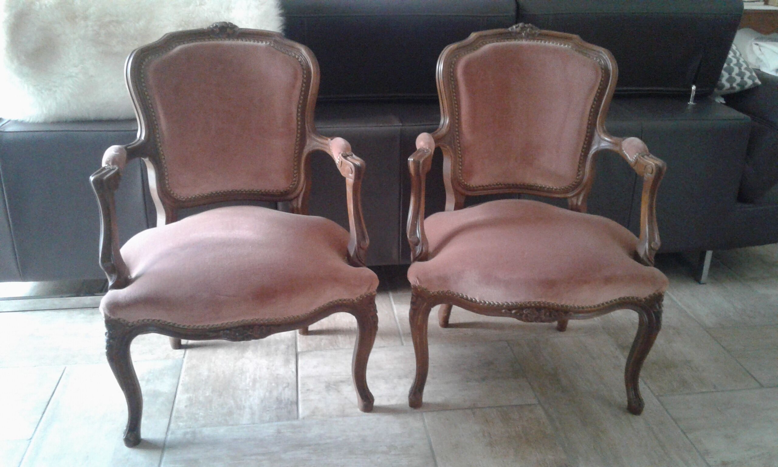 Paire fauteuils style Louis XV velours rose