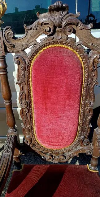 Paire de fauteuils anciens, sculptés en noyer.