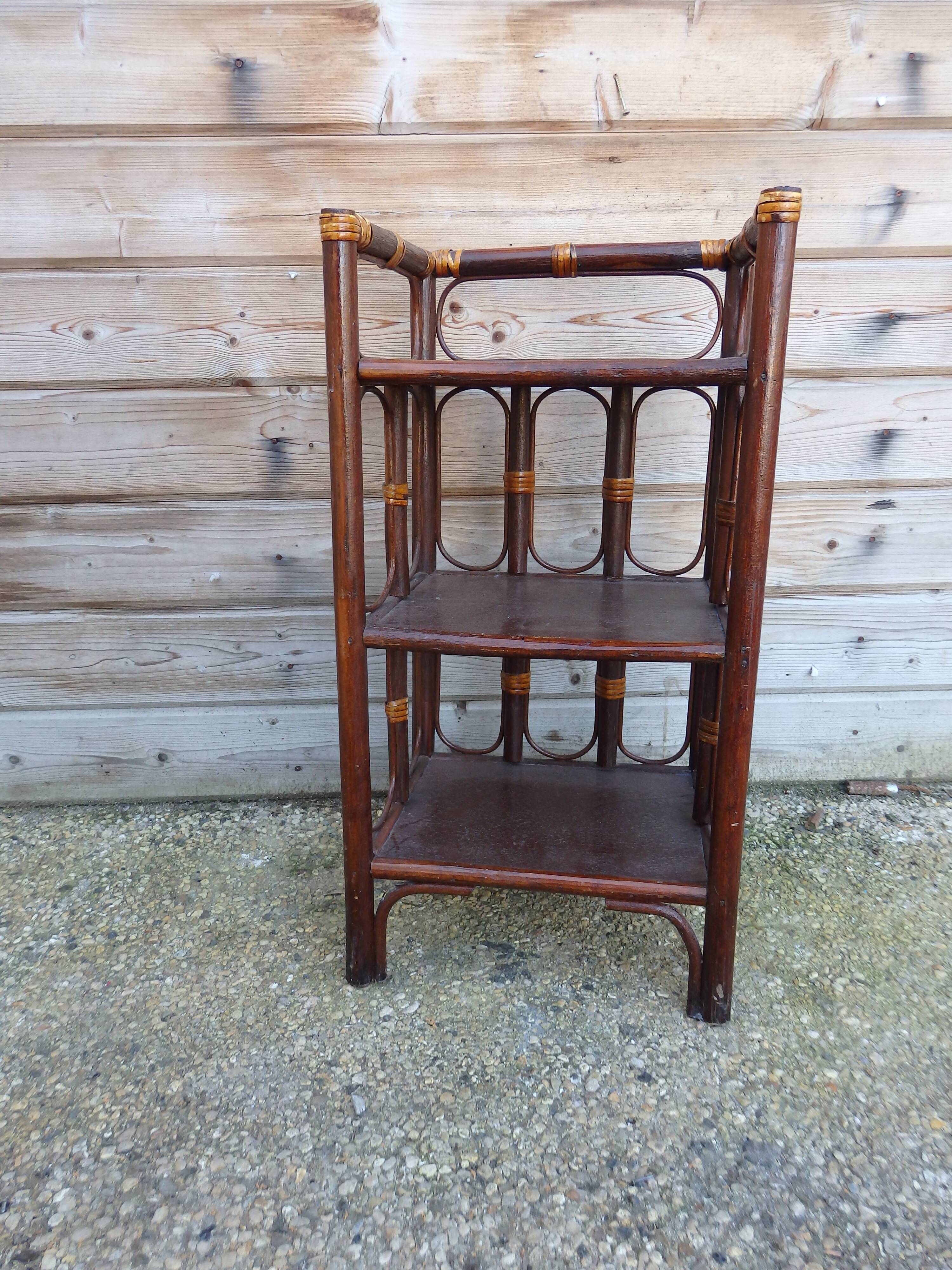 Meuble étagère en rotin vintage