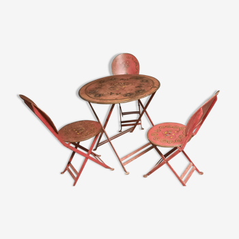 Table et chaises en tôle