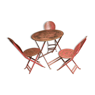 Table et chaises en tôle