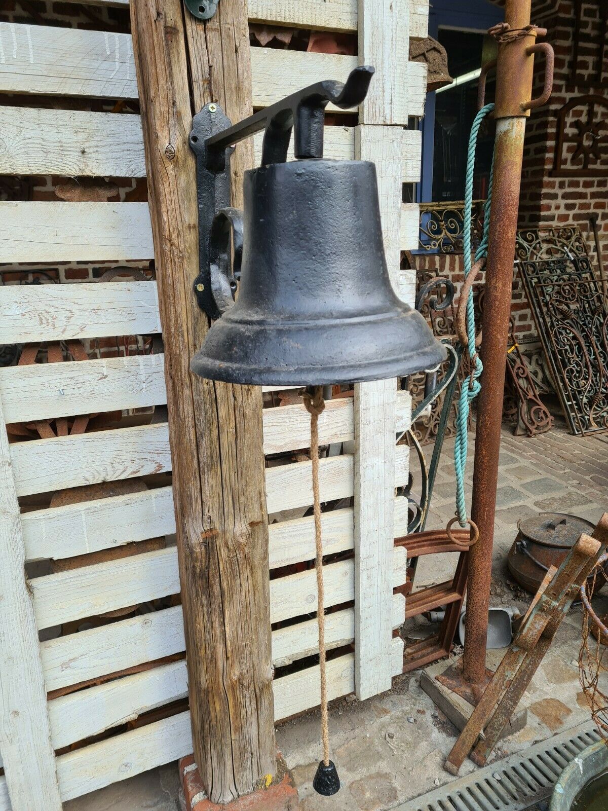 Cast-glass wall school bell