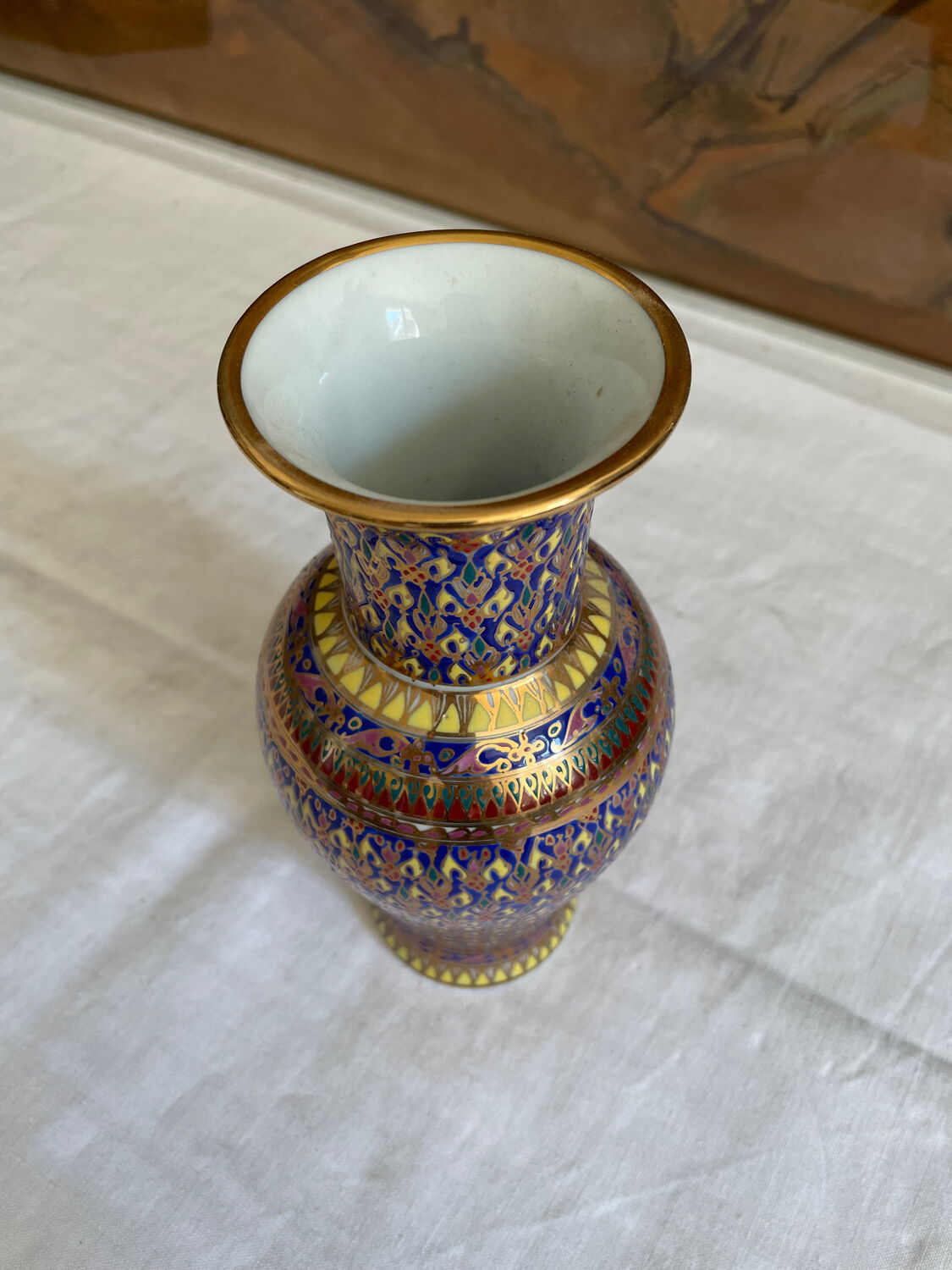 Graphic vase ornament and gilding