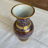 Graphic vase ornament and gilding