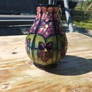 Vase à motif violet de Moorcroft de forme ovoïde trapue